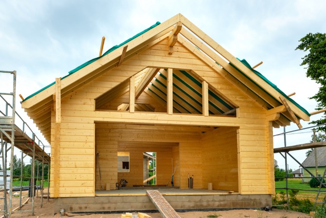 réaliser une charpente apparente d'une maison neuve