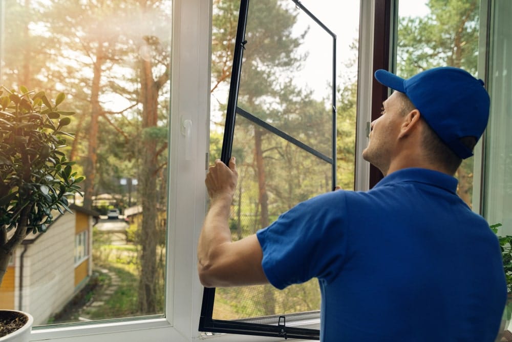 Comment fixer une moustiquaire pour fenêtre sans percer ?