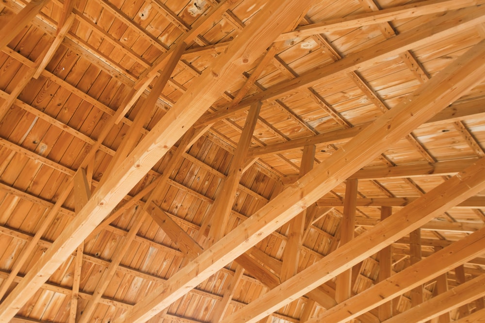 La toiture en bois offre une bonne isolation thermique
