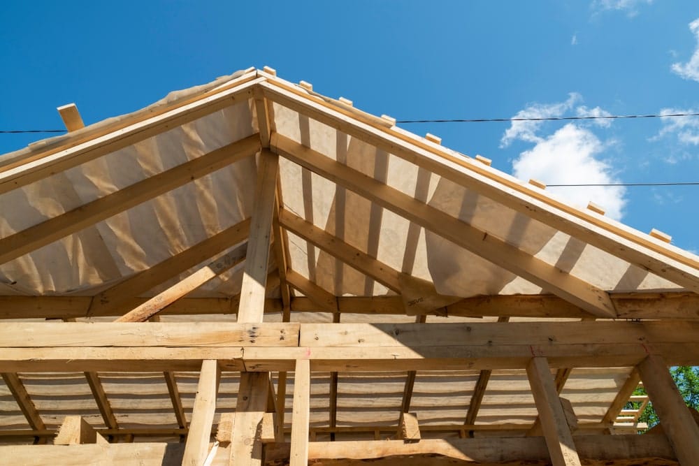 Les avantages et inconvénients d’utiliser un cadre en croupe comme toit