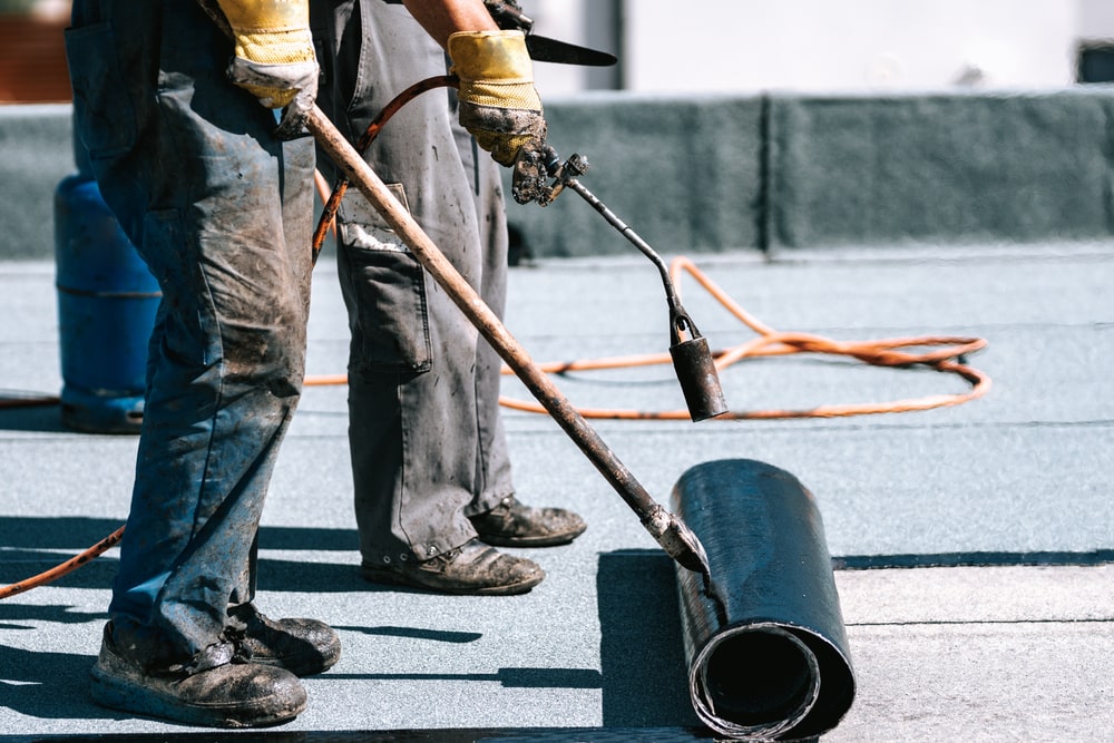 Les étapes à suivre pour installer la membrane EPDM d’une toiture plate