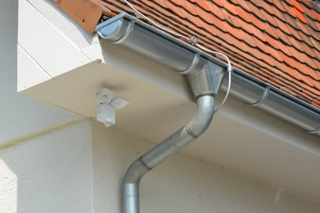 Comment réparer une gouttière en zinc qui fuit