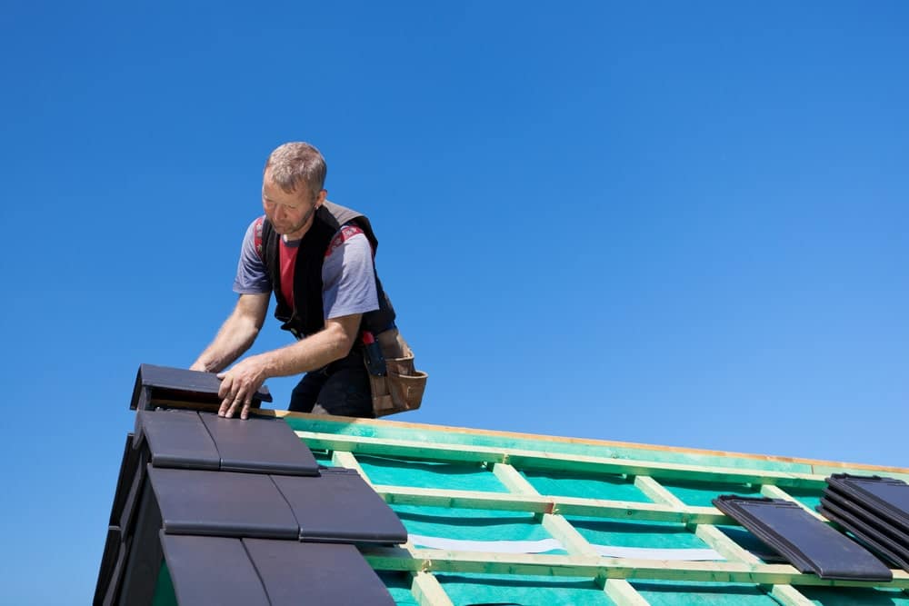 Réalisation sur mesure d'un faîtage monopente, à Saint Privat, dans le  cadre d'une rénovation de toiture en tuiles isolée par l'extérieur