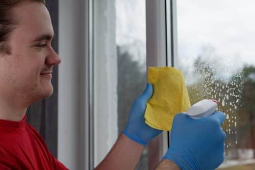 Notre guide pour bien nettoyer une fenêtre PVC gris anthracite