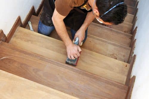 Quel outil choisir pour poncer un escalier en bois sans faire de poussière
