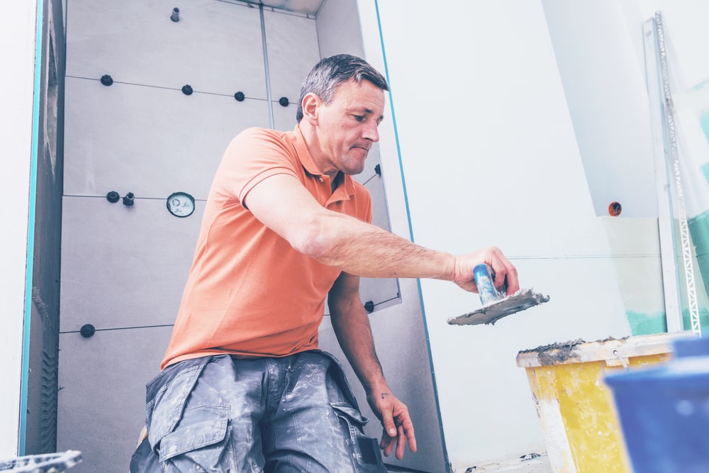 Comment carreler les murs d'une douche à l'italienne