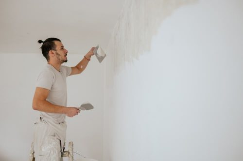 enduire un mur avant d'appliquer une peinture intérieure