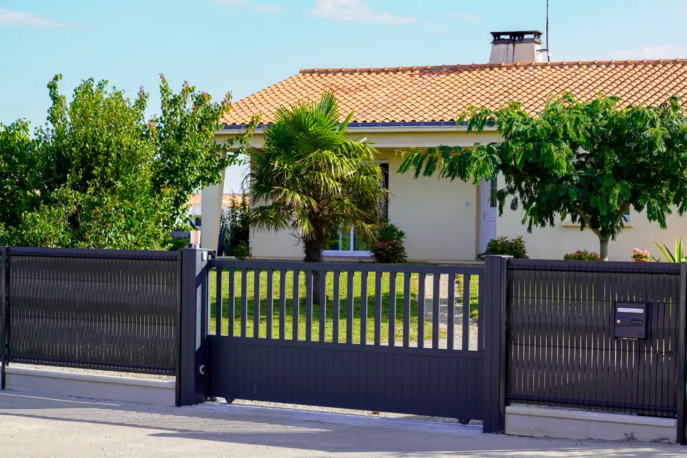 Porte d'entrée en métal