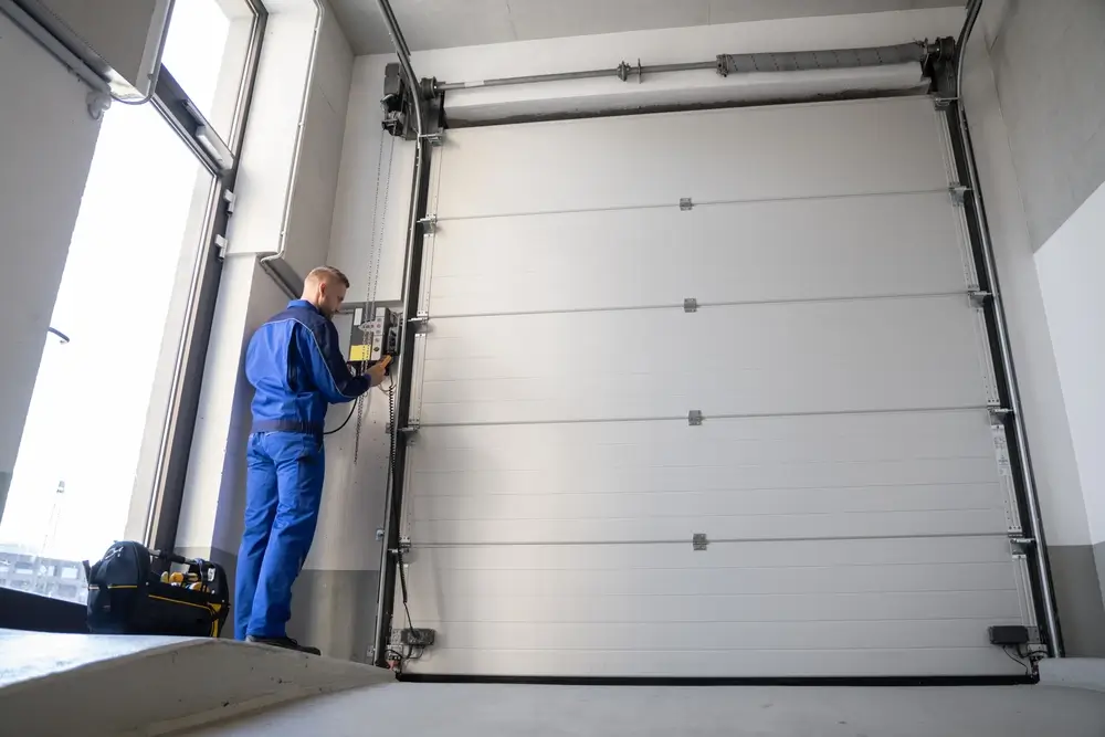 Installation et réparation de portes de garage à domicile. Entrepreneur à domicile.