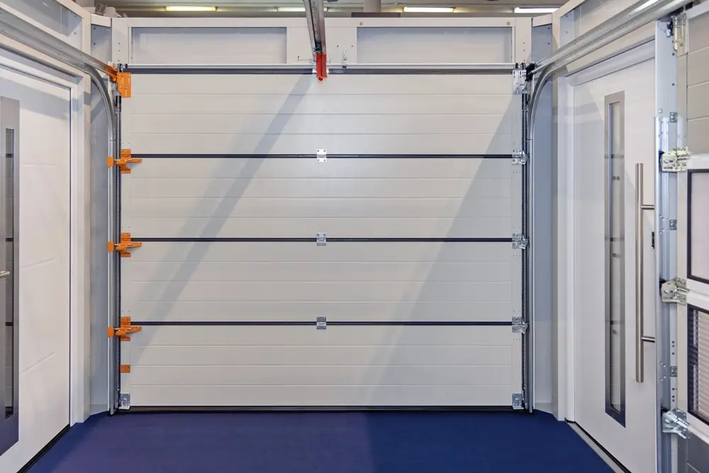 Portes de garage sectionnelles fermées automatisées, vue intérieure de la maison.