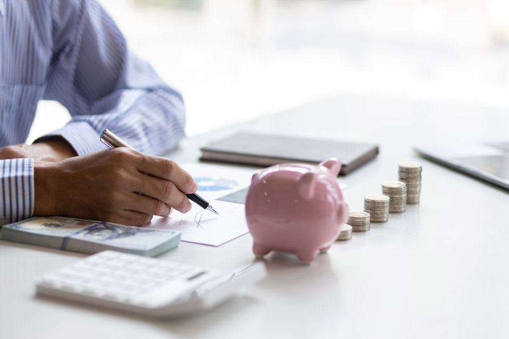 Détaillez les outils et méthodes utilisés pour contrôler les coûts et éviter les dépassements.