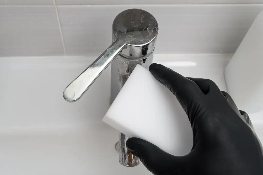 calcaire dans la salle de bain